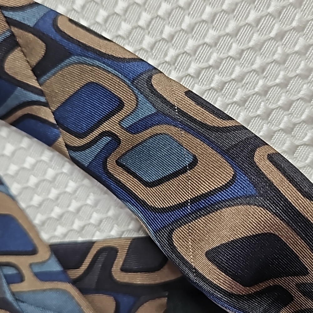 GUCCI VINTAGE ITALIAN GEOMETRIC SILK TIE IN BLACK WITH MULTICOLORS - Picture 9 of 9
